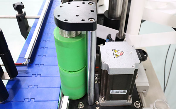 全自動高速貼標機,高速貼標機設備,貼標機設備,佼佼者自動化