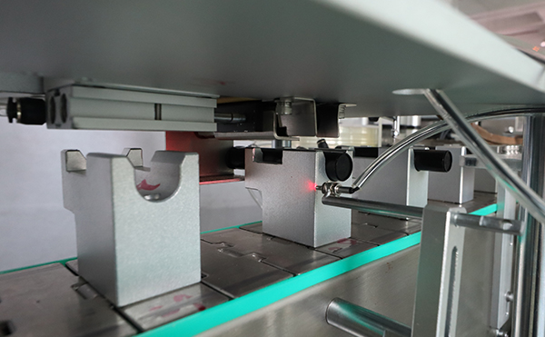 飲料套標(biāo)機,套標(biāo)機,全自動套標(biāo)機,佼佼者自動化